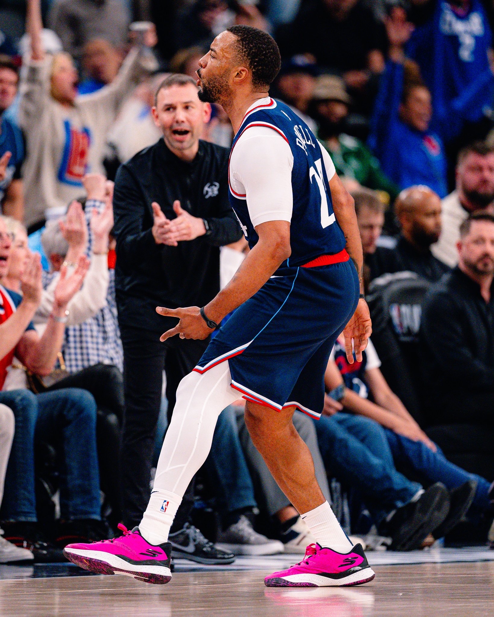 洛杉矶快船训练开放日，冲刺阶段官宣签约引观众欢呼，CBA常规赛在即，数据层面出现新趋势(cba联赛陆续恢复观众入场观赛)开云体育下载